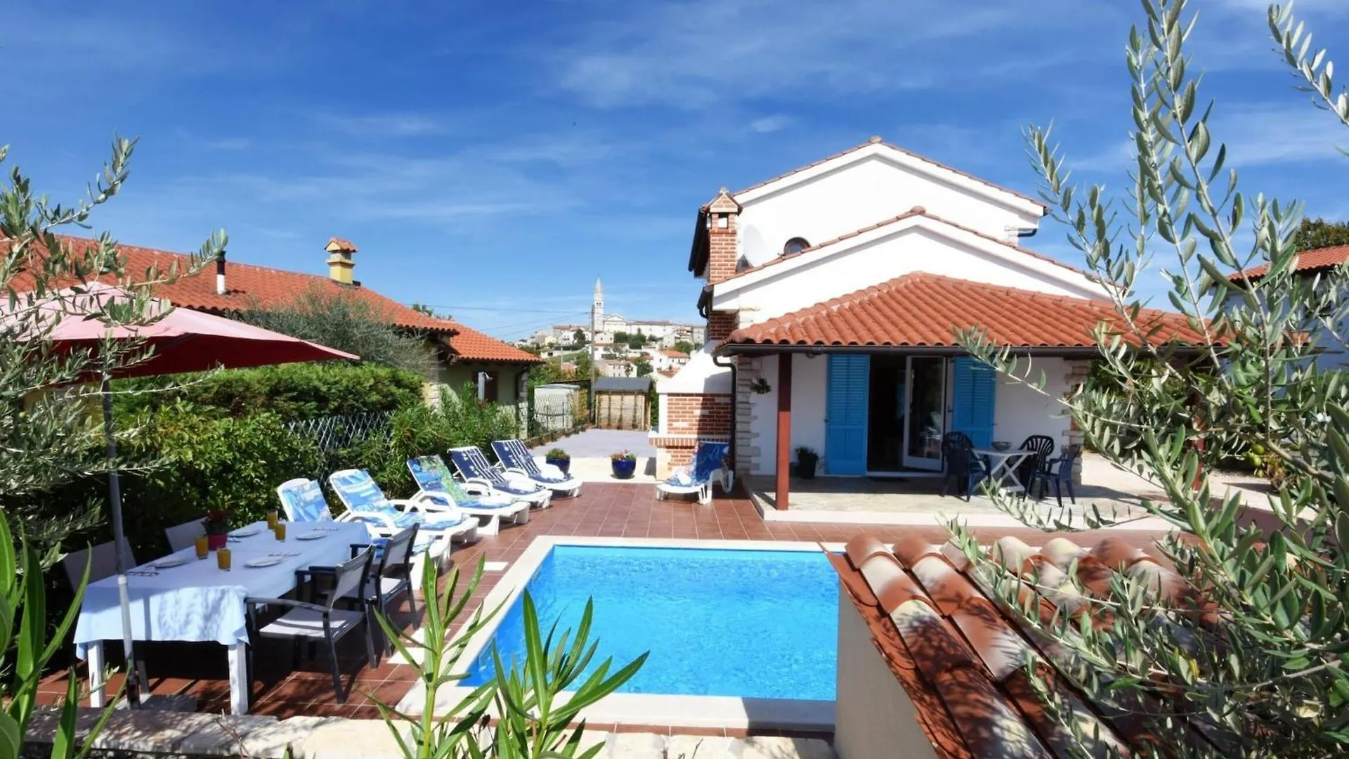 הקונטקטים של Cherry House With View